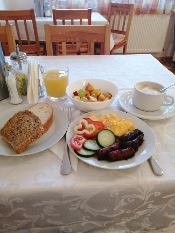 Bed and Breakfast Karpatia Panzio Естерґом Екстер'єр фото